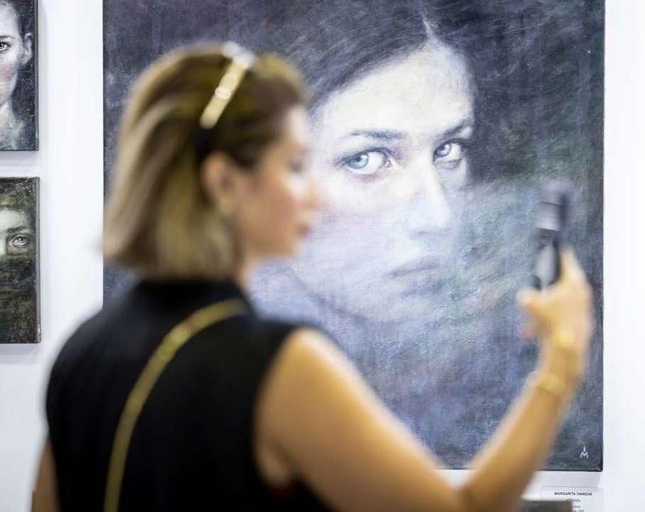 Visitante diante de uma obra